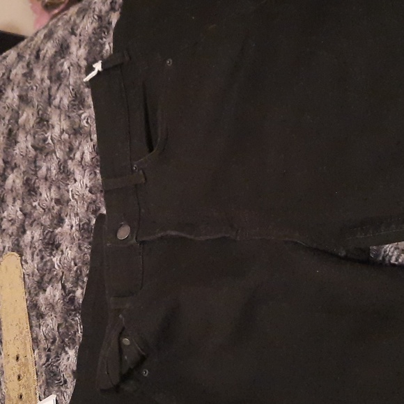 A pants - Picture 2 of 4